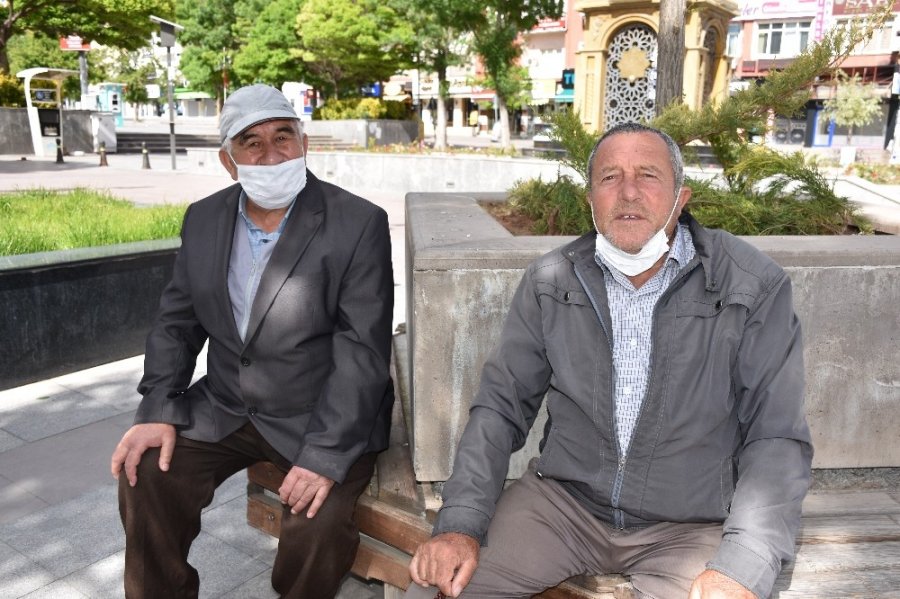 65 Yaş Üstü Kişiler Bayramın Keyfini Sokaklarda Çıkardı