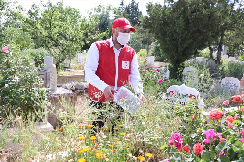 Niğde Belediyesi Kabristanda Kur-an'ı Kerim Ve Dua Okuttu
