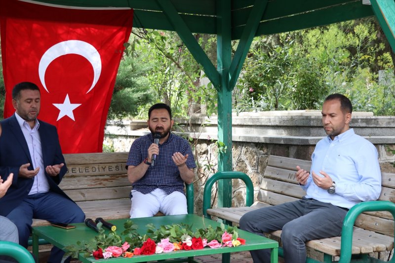 Niğde Belediyesi Kabristanda Kur-an'ı Kerim Ve Dua Okuttu