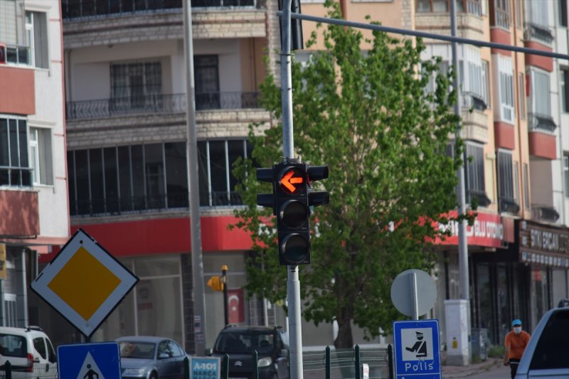 Trafik Işıklarına Yuva Yapan Kumru Dikkat Çekti