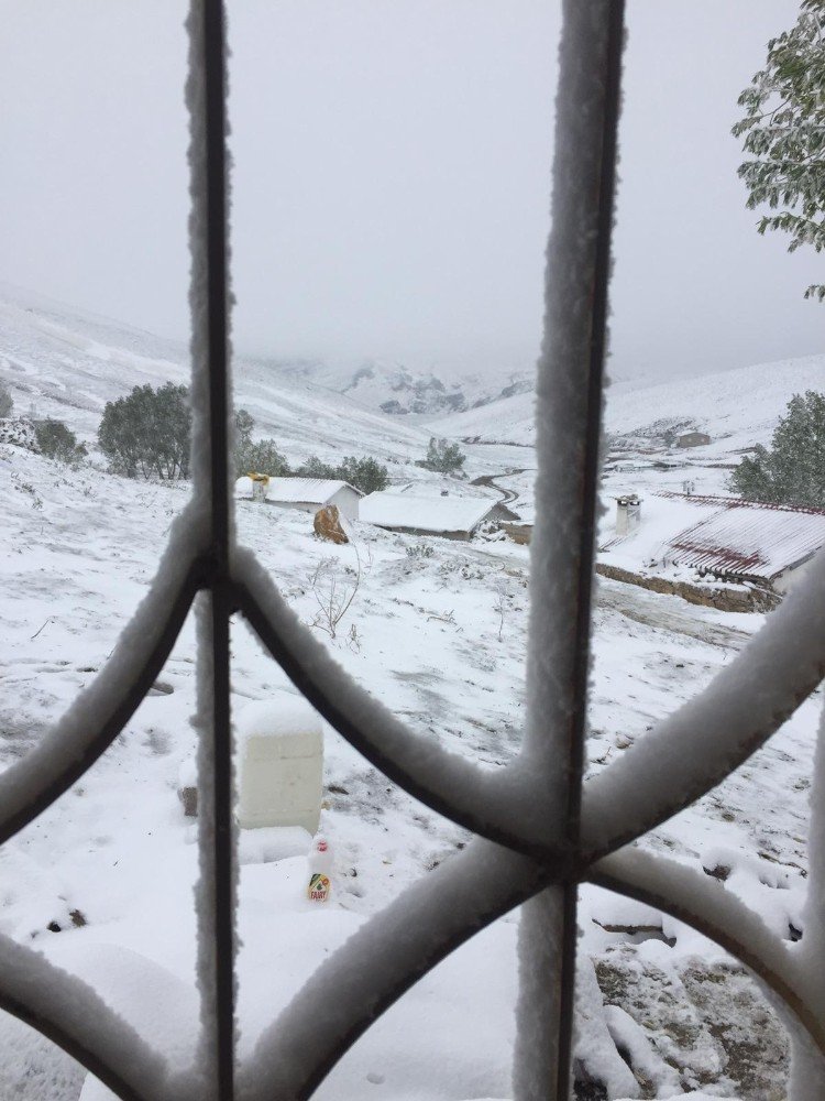 Antalya’da Bayram Sabahına Kar Yağışıyla Uyandı