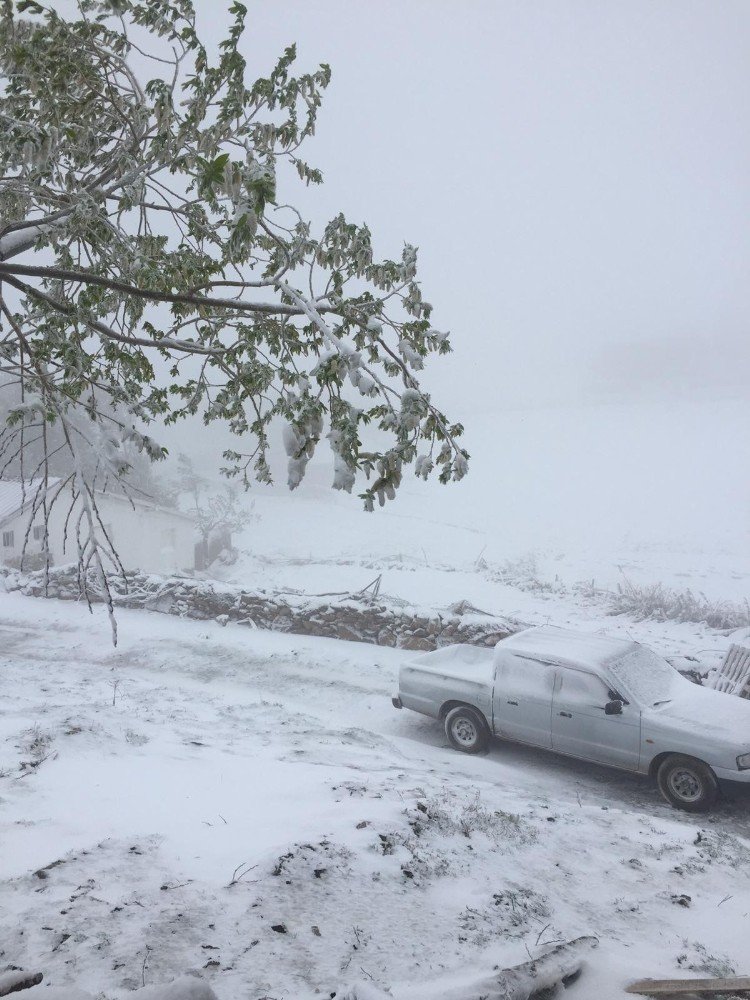 Antalya’da Bayram Sabahına Kar Yağışıyla Uyandı