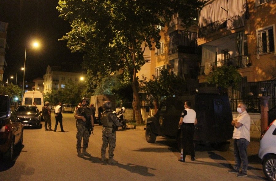 Kapıyı Kilitleyip Eline Pompalı Aldı