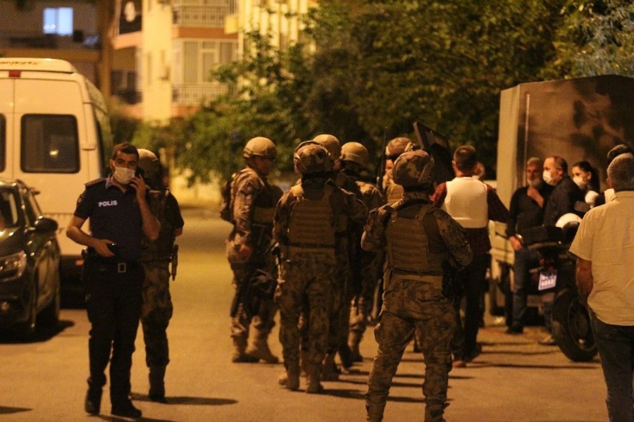 Kapıyı Kilitleyip Eline Pompalı Aldı