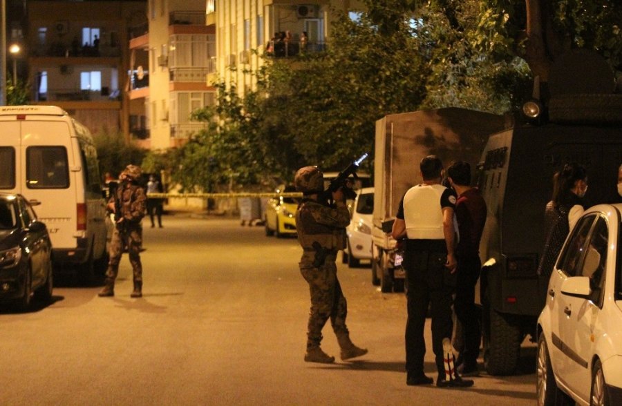 Kapıyı Kilitleyip Eline Pompalı Aldı