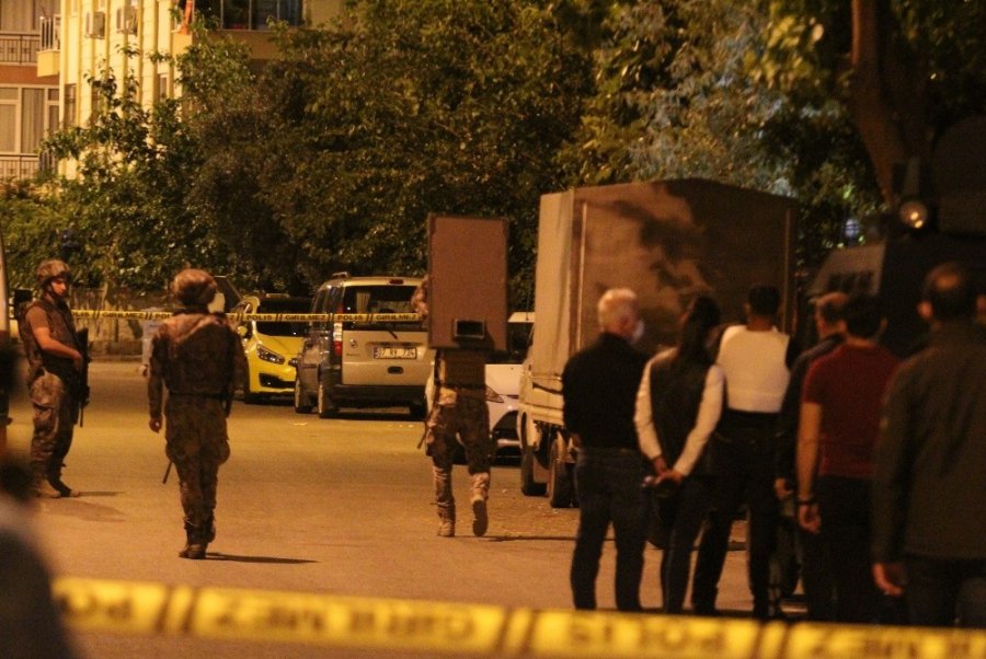 Kapıyı Kilitleyip Eline Pompalı Aldı