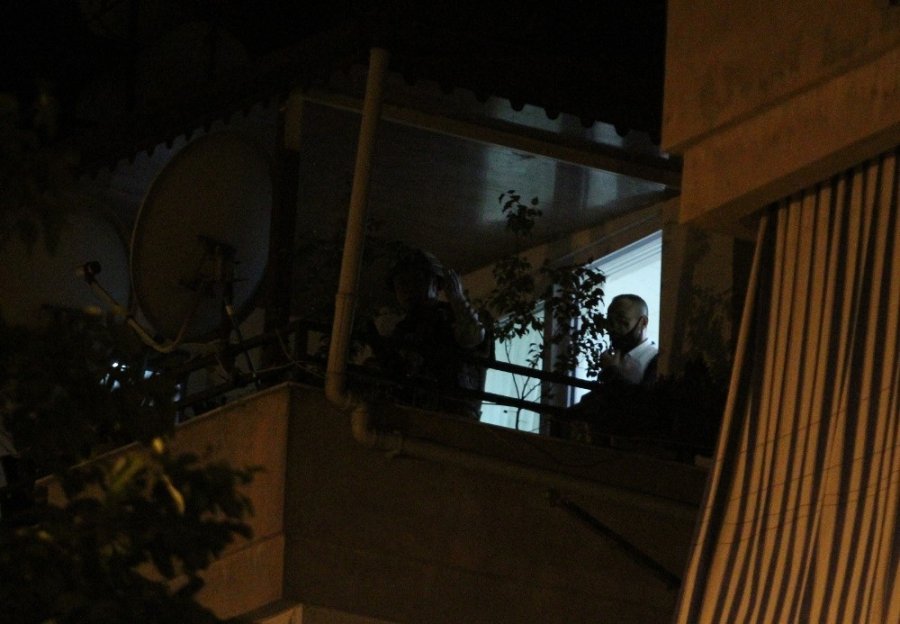 Kapıyı Kilitleyip Eline Pompalı Aldı