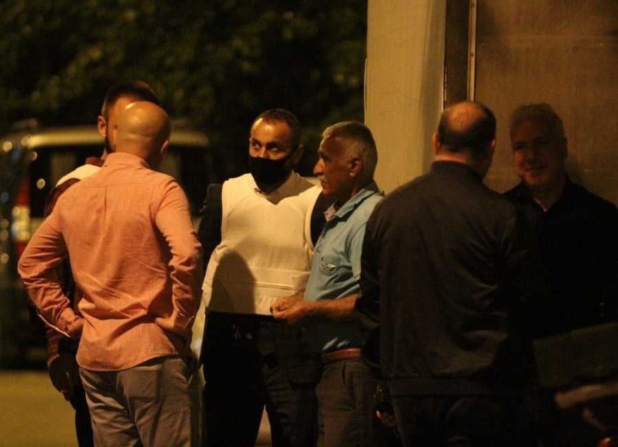 Kapıyı Kilitleyip Eline Pompalı Aldı