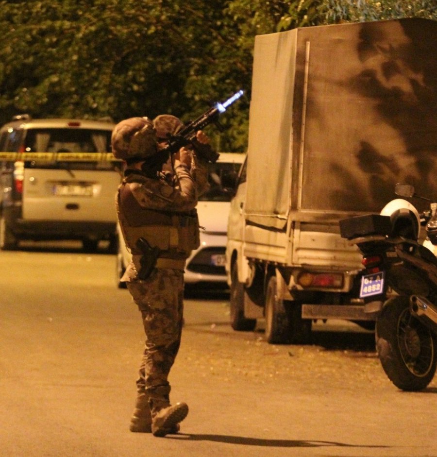 Kapıyı Kilitleyip Eline Pompalı Aldı