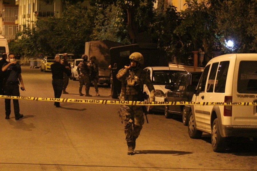 Kapıyı Kilitleyip Eline Pompalı Aldı