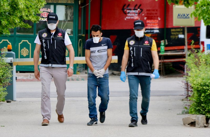 Eskişehir'de Polisten Kaçan Araçtan Çıkanlar Şaşırtmadı