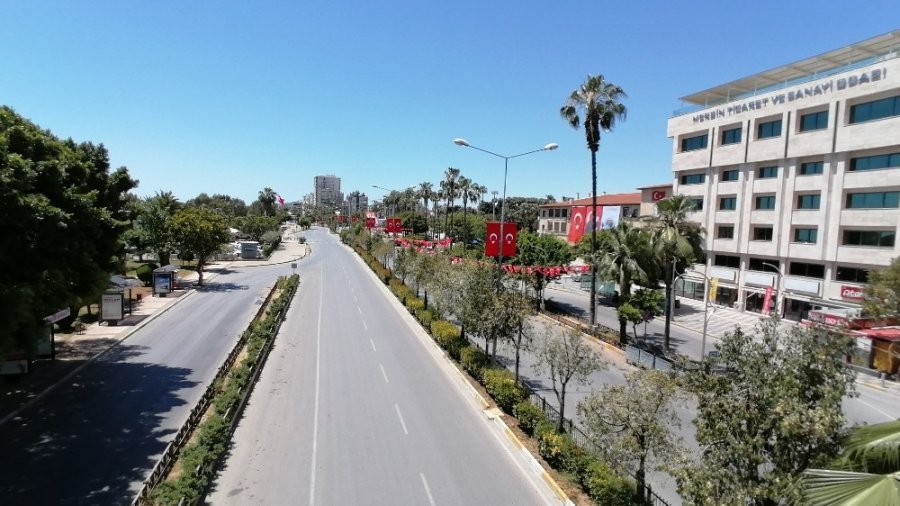 Mersin’de Bayramın İkinci Gününde Sokaklar Boş Kaldı