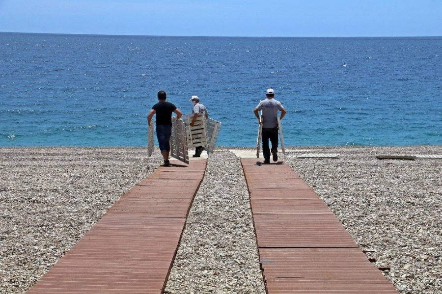 Konyaaltı Sahilinde Hazırlıklar Sürüyor