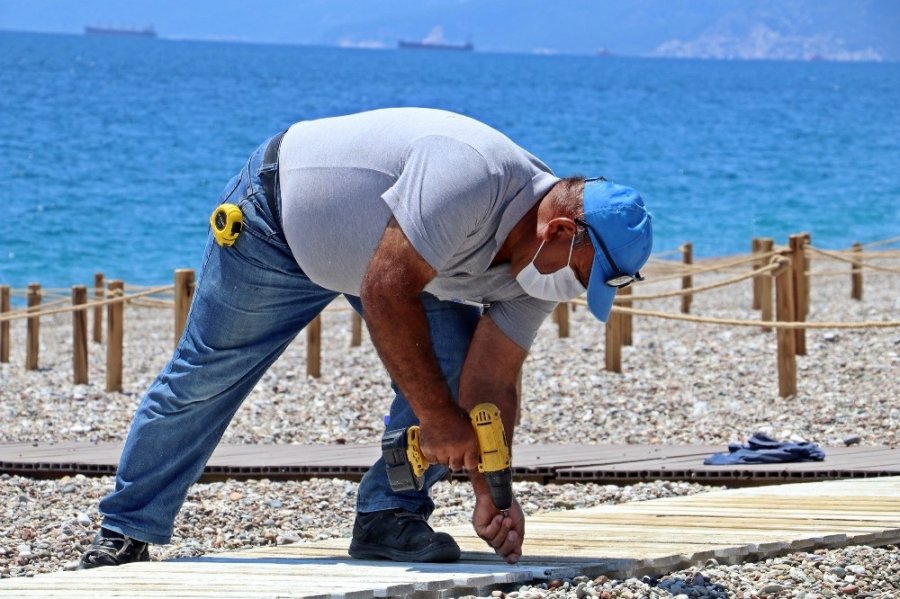 Konyaaltı Sahilinde Hazırlıklar Sürüyor