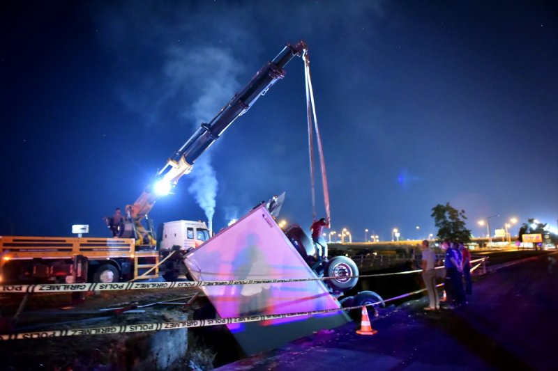 Üst Geçitten Fırlayan Tır Trene Düştü