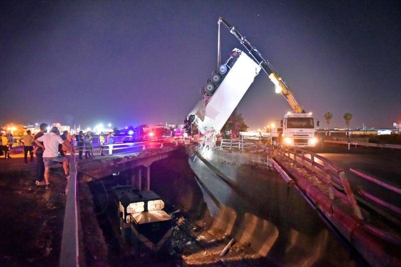 Üst Geçitten Fırlayan Tır Trene Düştü