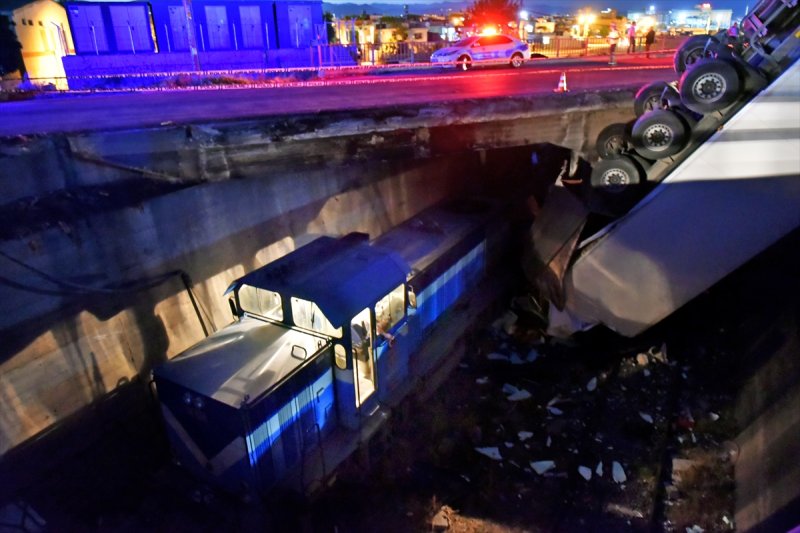 Üst Geçitten Fırlayan Tır Trene Düştü