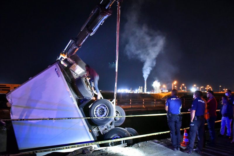 Üst Geçitten Fırlayan Tır Trene Düştü