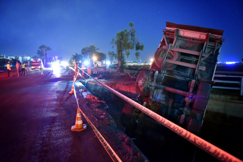 Üst Geçitten Fırlayan Tır Trene Düştü