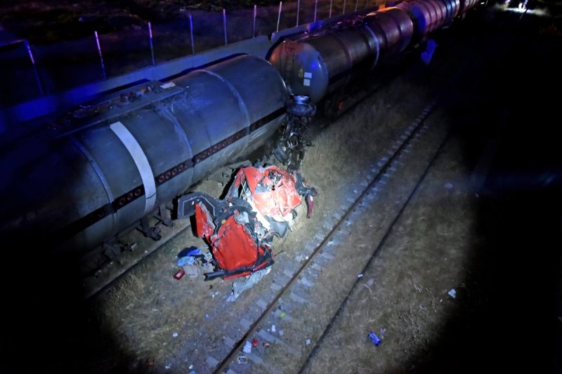 Üst Geçitten Fırlayan Tır Trene Düştü