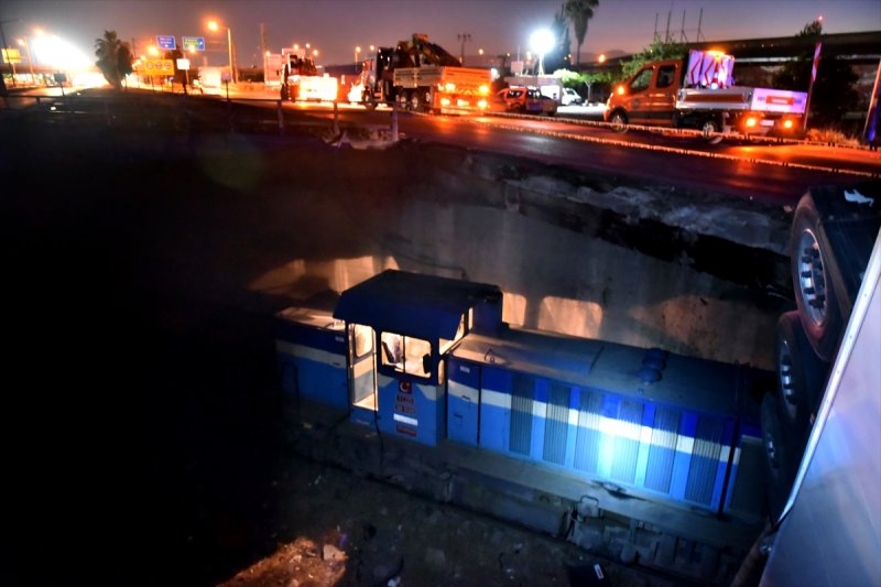 Üst Geçitten Fırlayan Tır Trene Düştü
