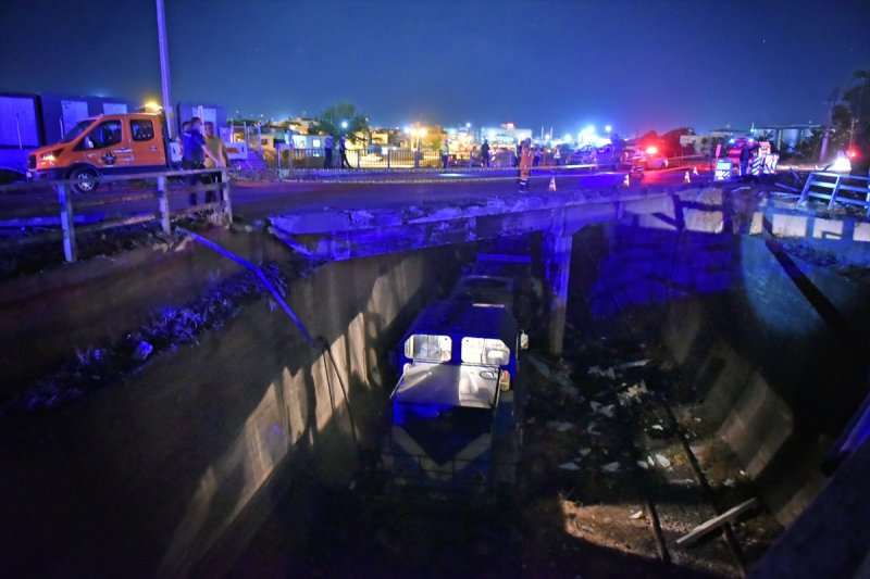 Üst Geçitten Fırlayan Tır Trene Düştü