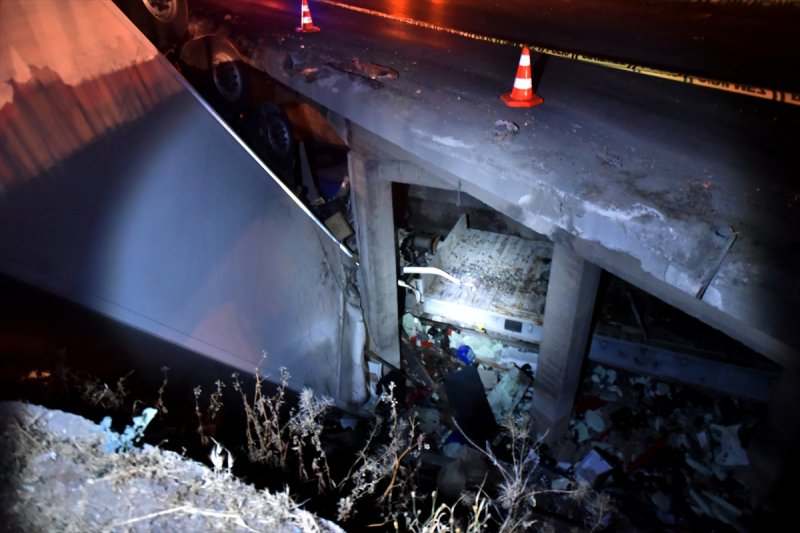 Üst Geçitten Fırlayan Tır Trene Düştü