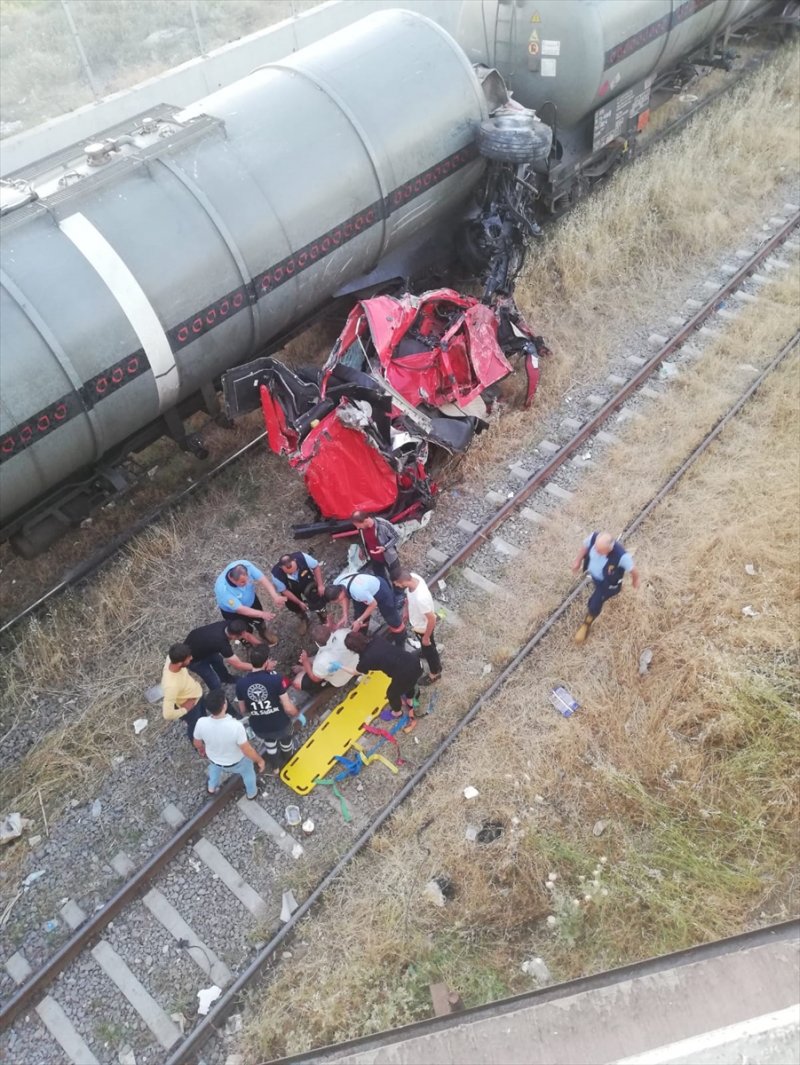 Üst Geçitten Fırlayan Tır Trene Düştü