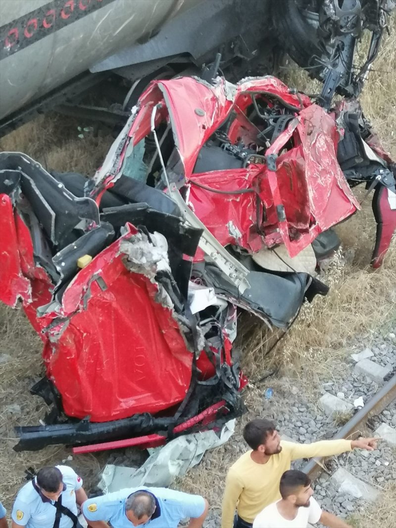 Üst Geçitten Fırlayan Tır Trene Düştü