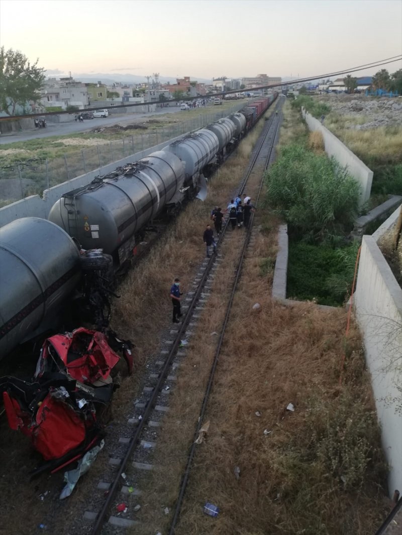 Üst Geçitten Fırlayan Tır Trene Düştü