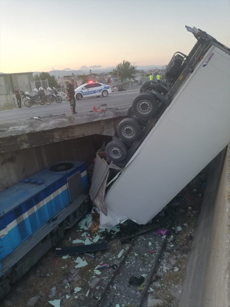 Üst Geçitten Fırlayan Tır Trene Düştü