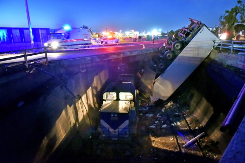 Üst Geçitten Fırlayan Tır Trene Düştü