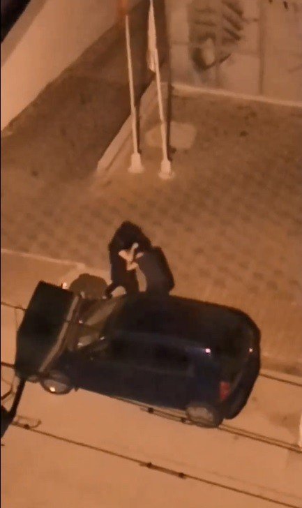 Genç Kızların Sokak Ortasında Saç Saça Baş Başa Kavgası