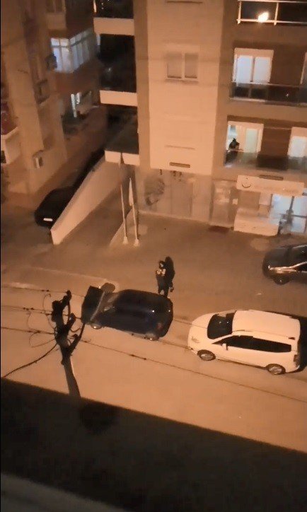 Genç Kızların Sokak Ortasında Saç Saça Baş Başa Kavgası