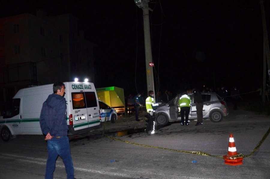 Otomobil Elektrik Direğine Çarptı, İş Adamı Hayatını Kaybetti