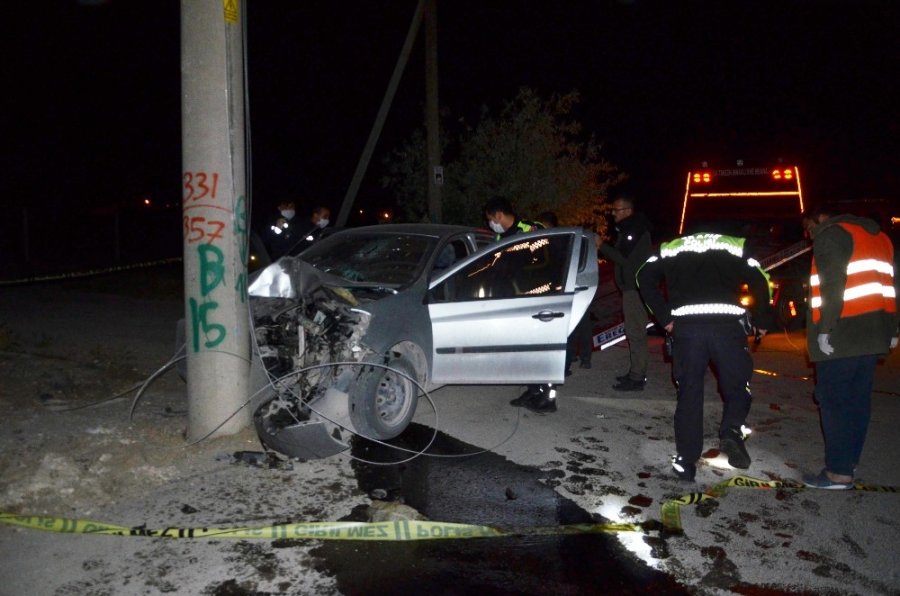 Otomobil Elektrik Direğine Çarptı, İş Adamı Hayatını Kaybetti