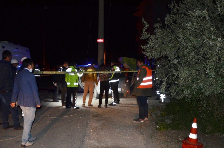 Otomobil Elektrik Direğine Çarptı, İş Adamı Hayatını Kaybetti