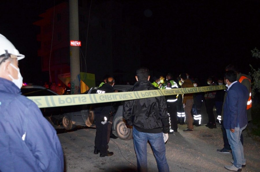 Otomobil Elektrik Direğine Çarptı, İş Adamı Hayatını Kaybetti