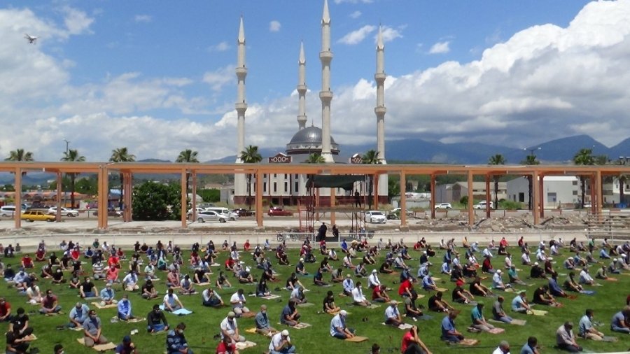 Antalya'da Er Meydanında Korona Sonrası İlk Cuma
