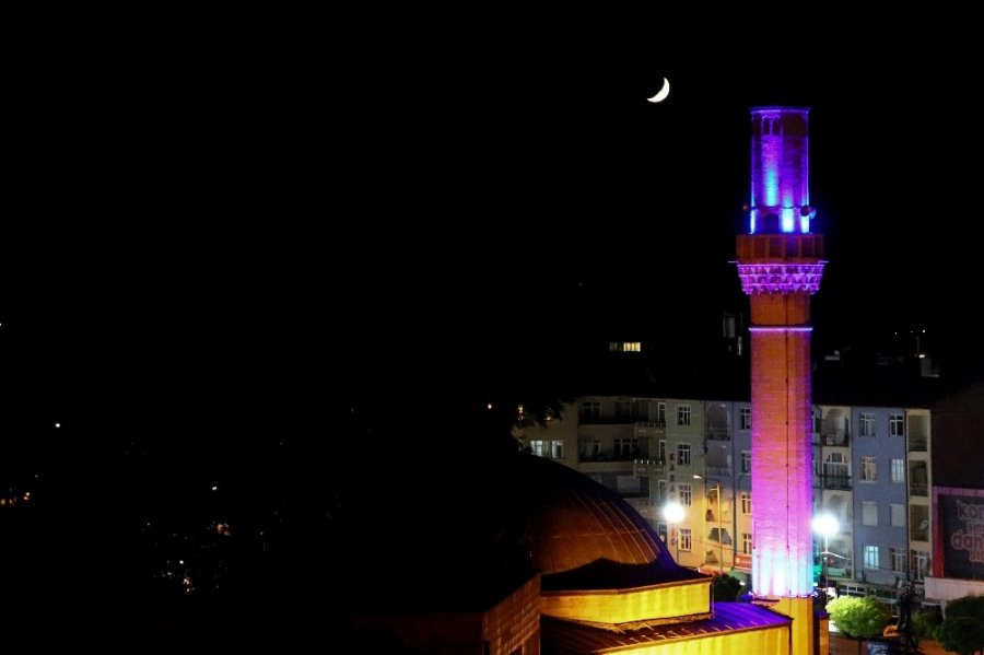 Karaman’da Minare İle Hilalin Buluşması Mest Etti