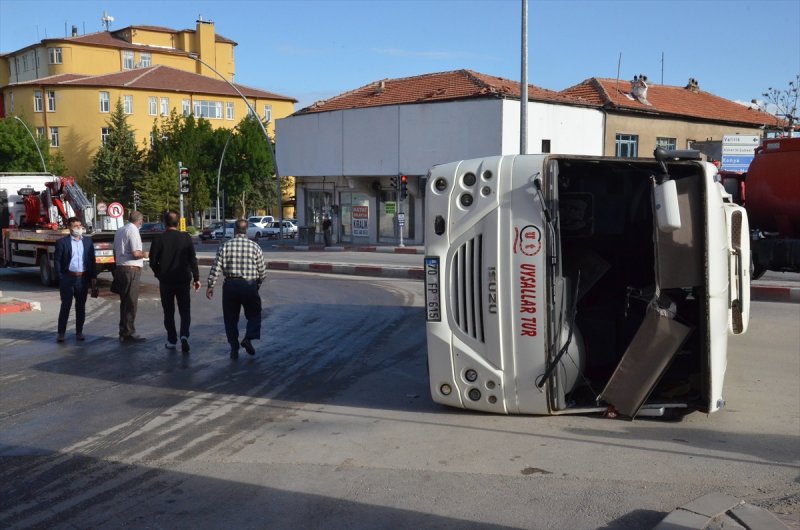 Karaman'da İşçi Servisiyle Ticari Taksi Çarpıştı: 11 Yaralı