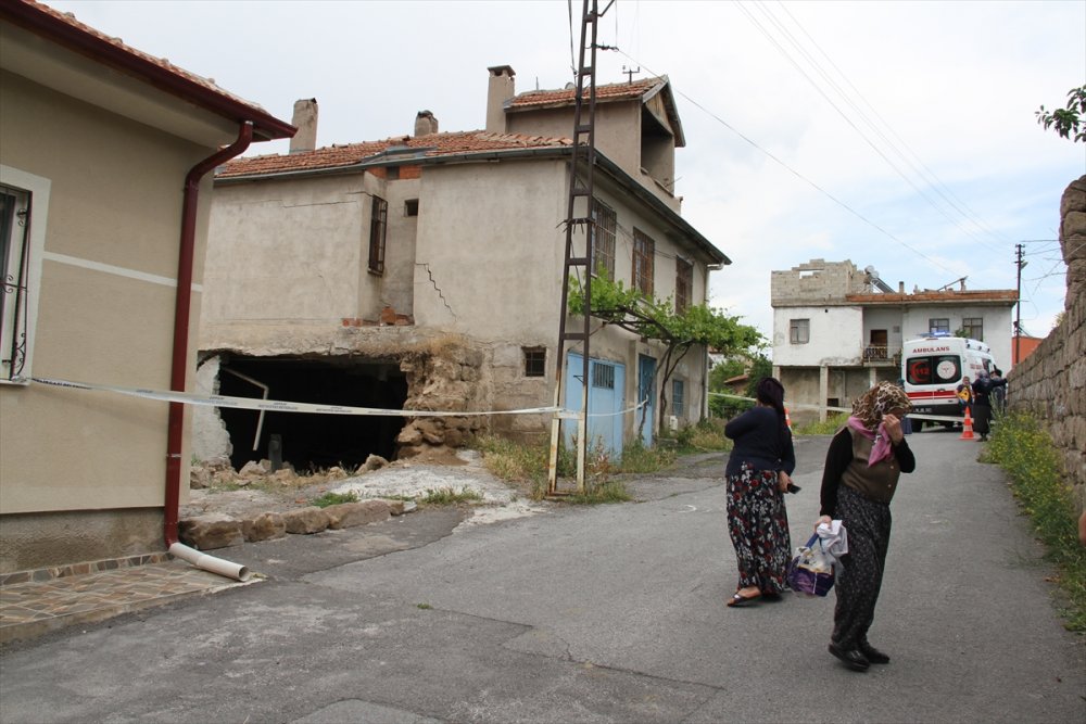 Kayseri'de Çöken Ev Ortaya Mağara Çıkardı