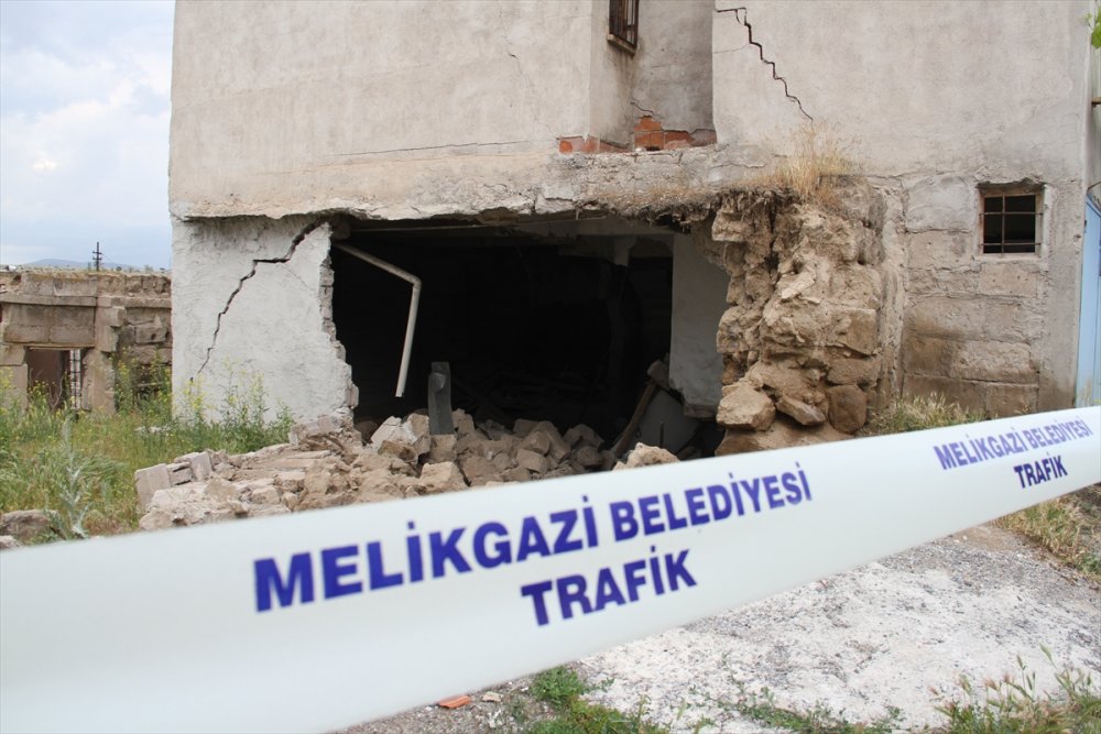 Kayseri'de Çöken Ev Ortaya Mağara Çıkardı