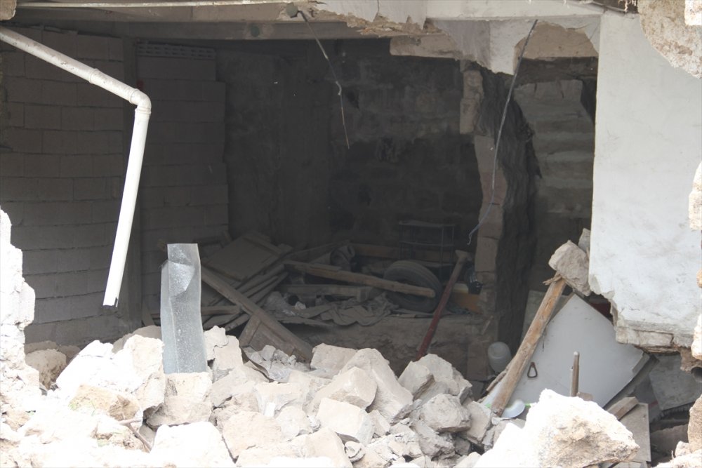 Kayseri'de Çöken Ev Ortaya Mağara Çıkardı