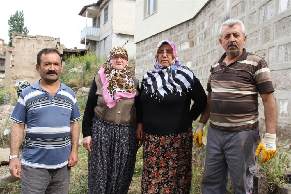 Kayseri'de Çöken Ev Ortaya Mağara Çıkardı