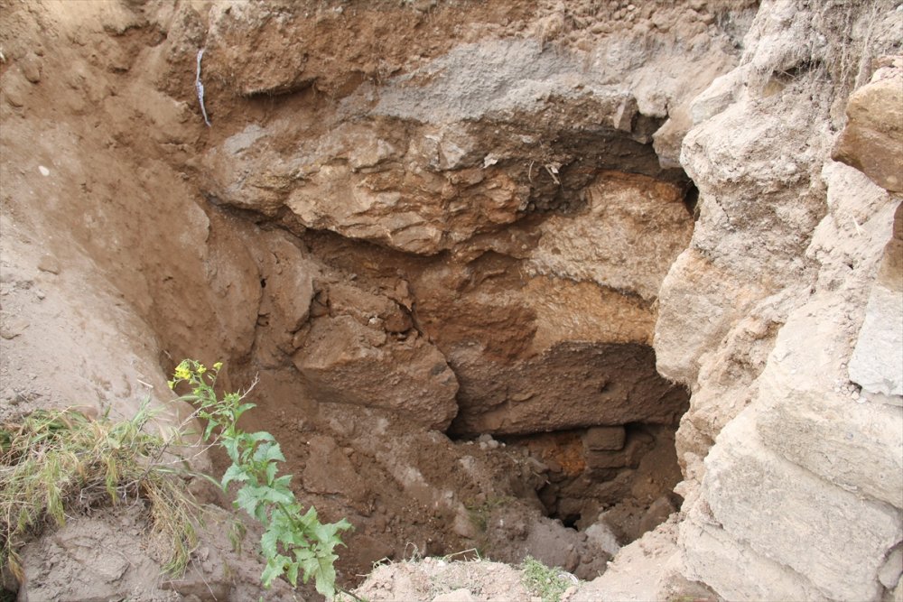 Kayseri'de Çöken Ev Ortaya Mağara Çıkardı