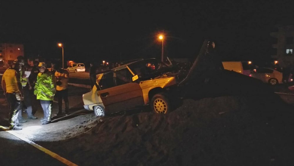 Aksaray'da Kum Yığınına Çarpan Otomobilde Bir Kişi Hayatını Kaybetti