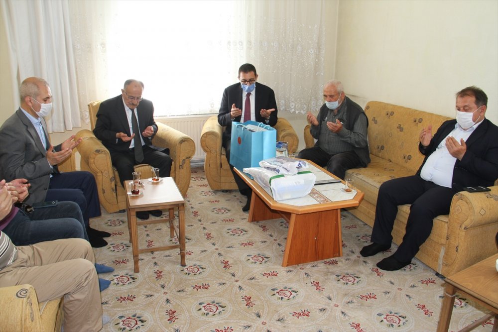 Konya'da Cuma Namazına Duvar Arkasından Uyan Vatandaşa Özel Hediye