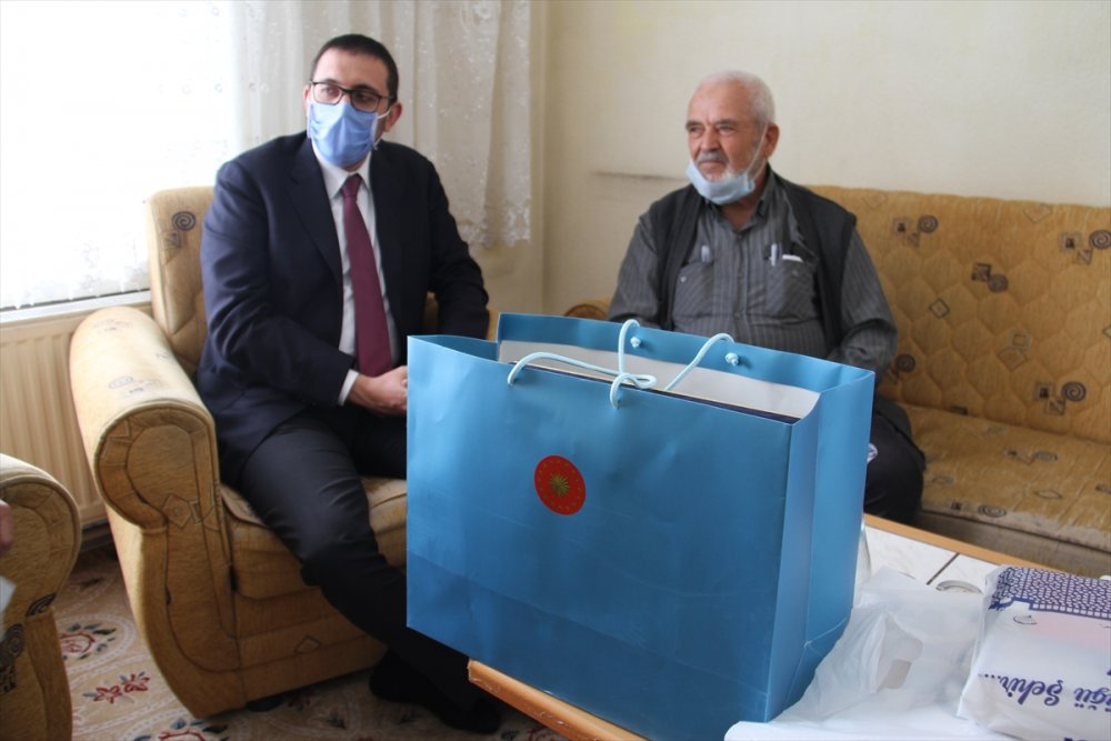 Konya'da Cuma Namazına Duvar Arkasından Uyan Vatandaşa Özel Hediye