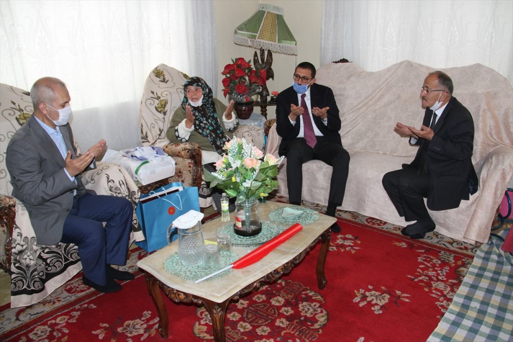 Konya'da Cuma Namazına Duvar Arkasından Uyan Vatandaşa Özel Hediye